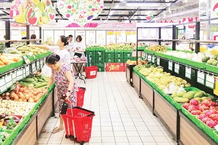 Phục vụ khách mua sắm tại điểm bán của Saigon Co.op.