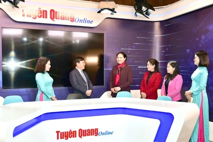 Đồng chí Bí thư Tỉnh ủy Hà Thị Nga thăm phòng studio của Báo Tuyên Quang.