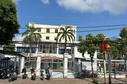 Trụ sở Đảng ủy - Uỷ ban nhân dân (cũ) phường 7 - Thành phố Bạc Liêu bỏ hoang tàn suốt nhiều năm qua. (Ảnh Trọng Duy)