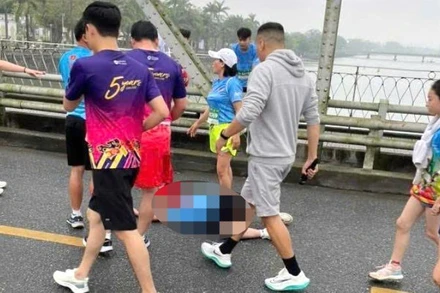 Một người phụ nữ bị ngất xỉu khi tham gia giải chạy tại Huế. (Ảnh CTV)