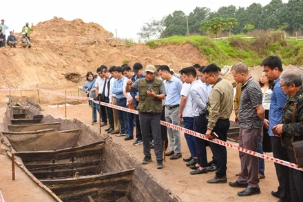 Các cán bộ khảo cổ trao đổi về hiện vật phát hiện trong quá trình khai quật. 