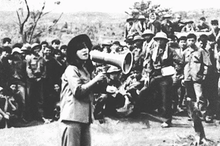 Nghệ sĩ Nhân dân Thanh Hoa hát cho bộ đội nghe tại Đường 9-Khe Sanh. (Ảnh tư liệu)