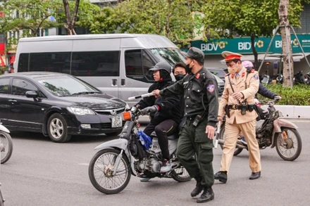 Tổ công tác đặc biệt kiểm tra trường hợp các thanh niên điều khiển xe không đội mũ bảo hiểm tham gia giao thông.