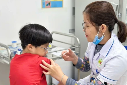 Cán bộ y tế tiêm vaccine phòng bệnh sởi cho trẻ trên địa bàn thành phố Hà Nội. 