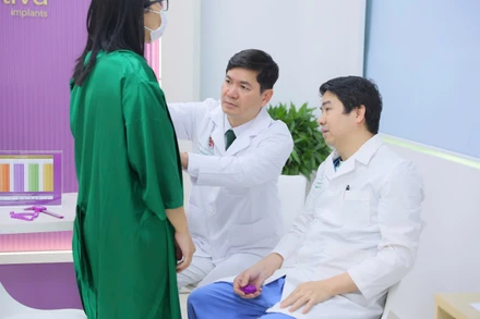 Tiến sĩ, bác sĩ Hoàng Thanh Tuấn, Phó Giám đốc Trung tâm Thẩm mỹ, Bệnh viện Trung ương Quân đội 108 Khám sàng lọc cho bệnh nhân sáng 28/2.