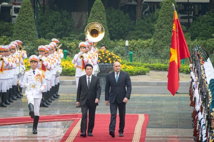 Chủ tịch nước Lương Cường và Tổng thống Bulgaria Rumen Radev duyệt đội danh dự Quân đội nhân dân Việt Nam.