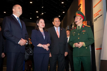 Hoạt động tham quan Bảo tàng Lịch sử Quân sự Việt Nam diễn ra trong khuôn khổ chuyến thăm chính thức tới Việt Nam từ 24-28/11 của Tổng thống Bulgaria Rumen Radev.