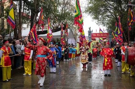 Hội làng Thổ Hà (Bắc Giang) là sự kiện văn hóa đặc sắc, được tổ chức từ ngày 20 đến ngày 22 tháng Giêng hằng năm. Lễ hội Thổ Hà là dịp để người dân tỏ lòng biết ơn đối với vị sư tổ nghề Đào Trí Tiến người đã có công truyền nghề gốm cho nhân dân trong làng vào thế kỷ thứ XII.