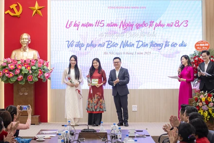 Vinh danh những bức ảnh xuất sắc nhất của Cuộc thi “Vẻ đẹp phụ nữ Báo Nhân Dân trong tà áo dài”. Tại sự kiện, Công đoàn Báo Nhân Dân đã trao giải Đặc biệt cho tác phẩm “Cười lên nào” do nhiếp ảnh gia Thế Đại (Phòng Ảnh) thực hiện. 