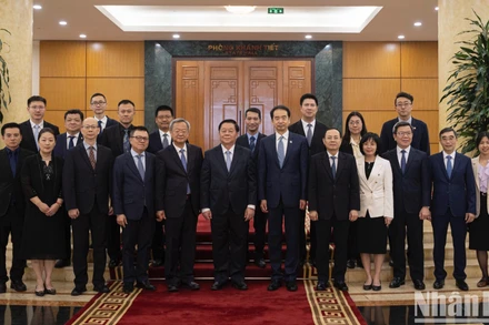 Trưởng ban Tuyên giáo và Dân vận Trung ương Nguyễn Trọng Nghĩa và Tổng Biên tập Nhân Dân nhật báo Trần Kiến Văn cùng các đại biểu tại buổi tiếp.