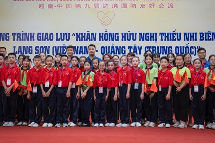 Học sinh hai nước chụp ảnh lưu niệm tại chương trình. (Ảnh SƠN TÙNG)