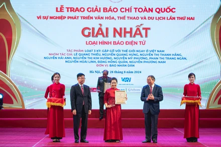 Đại diện nhóm tác giả Báo Nhân Dân nhận giải Nhất loại hình báo điện tử.