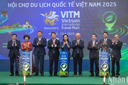 Các đại biểu ấn nút khai mạc Hội chợ Du lịch Quốc tế VITM Hà Nội 2025.