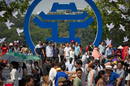 Dòng người đổ về phố đi bộ Hồ Hoàn Kiếm để tận hưởng không khí 70 năm Ngày Giải phóng Thủ đô (10/10/1954-10/10/2024) và 25 năm Hà Nội vinh dự đón nhận danh hiệu "Thành phố vì hòa bình" từ UNESCO (16/7/1999-16/7/2024).