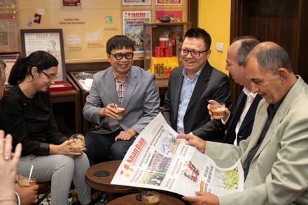 Các đại biểu thưởng thức cà-phê tại trạm đọc Báo Nhân Dân.