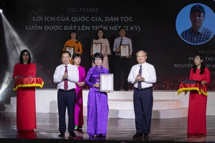 Báo Nhân Dân giành giải Nhì với tác phẩm "Lợi ích của quốc gia, dân tộc luôn được đặt lên trên hết" (2 kỳ) của nhóm tác giả Phạm Thị Phong Điệp, Nguyễn Thiên Vương, Thanh Hải.