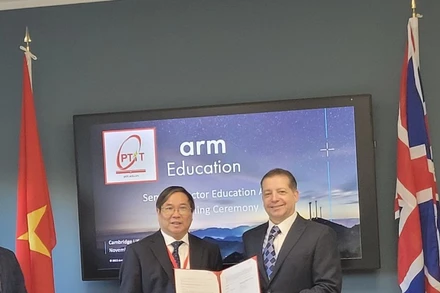 Phó Giám đốc Học viện Công nghệ Bưu chính Viễn thông Tân Hạnh (bên trái ảnh) và ông Gary Campbell, đại diện ARM, trao thoả thuận hợp tác. 