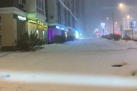 Lớp tuyết dày trên đường phố Moskva do "bão tuyết đen". Ảnh: RT