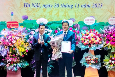 Giám đốc Đại học Quốc gia Hà Nội Lê Quân (bên trái) trao quyết định bổ nhiệm chức vụ Phó Hiệu trưởng Trường đại học Y Dược, Đại học Quốc gia Hà Nội cho Giám đốc Bệnh viện Bạch Mai Đào Xuân Cơ.
