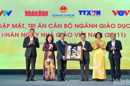 Các đồng chí lãnh đạo cơ quan báo chí chúc mừng cán bộ ngành giáo dục. (Ảnh: THÀNH ĐẠT)