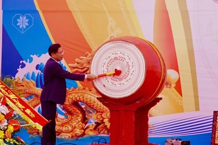 Đánh trống khai mạc Lễ hội Bút Nghiên.