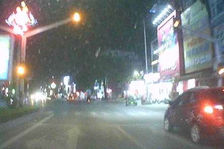 Đèn xanh còn 15 giây bất ngờ chuyển vàng và đỏ (Ảnh: Cắt từ clip).