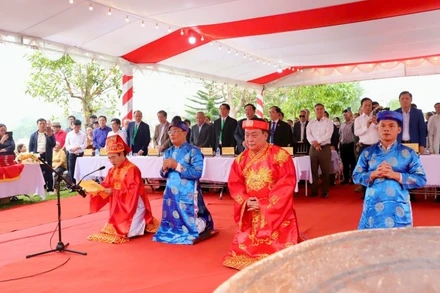 Lễ dâng hương tưởng niệm Hoàng đế Hồ Quý Ly.