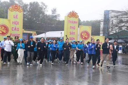 Nhân dân thành phố Sầm Sơn rèn luyện thân thể theo gương Bác Hồ vĩ đại.