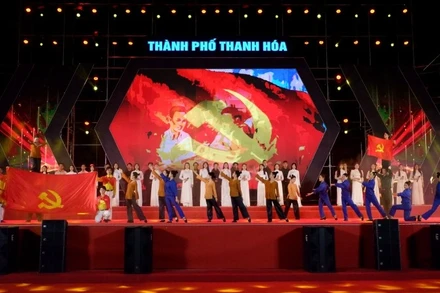 Tiết mục mở màn chương trình nghệ thuật “60 năm-Bản hùng ca Hàm Rồng”.