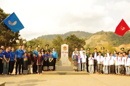 Chụp ảnh lưu niệm tại cột mốc 327.