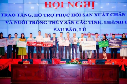 Bộ Nông nghiệp và Phát triển nông thôn phối hợp UBND thành phố Hải Phòng tổ chức hội nghị trao tặng, hỗ trợ phục hồi sản xuất chăn nuôi và nuôi trồng thủy sản các tỉnh, thành phố sau bão lũ.