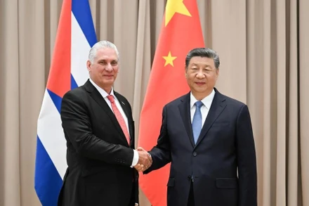 Chủ tịch Cuba Miguel Díaz-Canel và người đồng cấp Trung Quốc Tập Cận Bình trong cuộc gặp tại Moskva bên lề Lễ Kỷ niệm 80 năm Ngày Chiến thắng trong Chiến tranh Vệ quốc vĩ đại. (Nguồn: Xinhua)