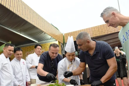 Du khách quốc tế trải nghiệm làm gỏi cá tại Lễ hội Đà Nẵng Food Tour 2025.