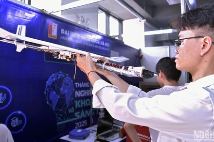 Các "nhà phát minh" trẻ tuổi kiểm tra sản phẩm tại Festival.