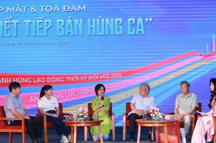Các đại biểu chia sẻ tại buổi Tọa đàm "Viết tiếp bản hùng ca". (Ảnh: Hoài Nam/Vietnam+)