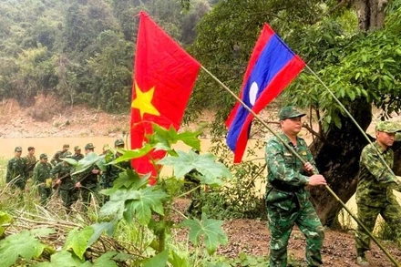 Đội hình của Đồn Biên phòng Mỹ Lý, Bộ đội Biên phòng tỉnh Nghệ An cùng Đại đội Biên phòng 217, Bộ Chỉ huy Quân sự tỉnh Hủa Phăn (Lào) thực hiện tuần tra.