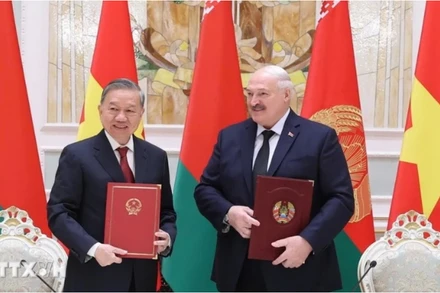 Tổng Bí thư Tô Lâm và Tổng thống Aleksandr Lukashenko ký Tuyên bố chung về việc thiết lập quan hệ Đối tác chiến lược Việt Nam-Belarus. (Ảnh: Thống Nhất/TTXVN)