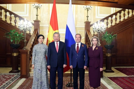 Tổng Bí thư Tô Lâm và Phu nhân với Chủ tịch Đảng nước Nga Thống nhất, Phó Chủ tịch Hội đồng An ninh Liên bang Nga Dmitry Medvedev và Phu nhân. (Ảnh: THỐNG NHẤT/TTXVN)