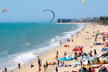 Du khách trải nghiệm trò chơi thể thao biển.