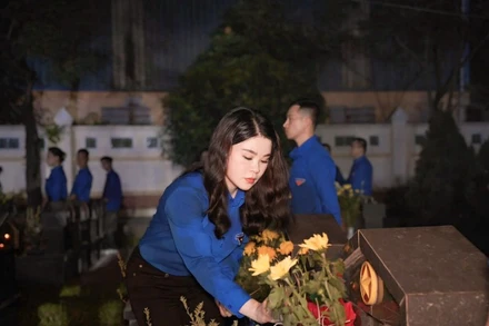 Ủy viên Ban Thường vụ Trung ương Đoàn, Thành ủy viên, Bí thư Thành đoàn Hà Nội Chu Hồng Minh tham gia các hoạt động tri ân các anh hùng liệt sĩ.