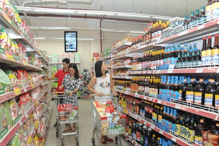 Người dân mua sắm tại hệ thống siêu thị Coopmart. (Ảnh KHÁNH AN)