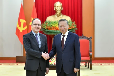 Tổng Bí thư Tô Lâm tiếp Đại sứ Đặc mệnh toàn quyền Liên bang Nga tại Việt Nam Gennady Stepanovich Bezdetko ngày 2/4/2025. (Ảnh: ĐĂNG KHOA).