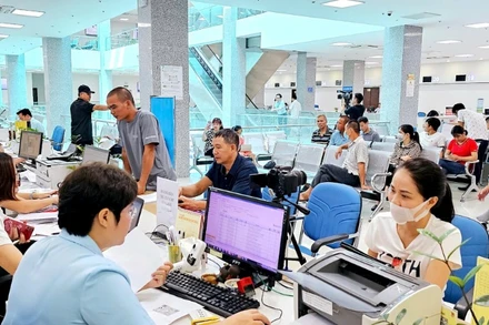 Công dân đến làm việc tại Trung tâm Phục vụ hành chính công tỉnh Quảng Ninh. (Ảnh QUANG THỌ)