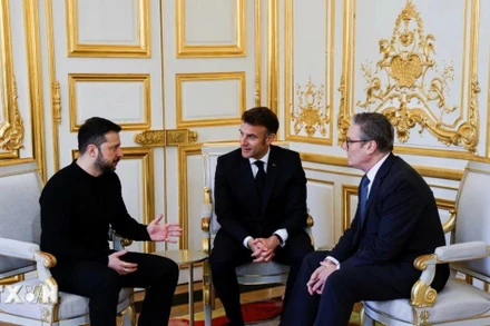 (Từ trái sang) Tổng thống Ukraine Volodymyr Zelensky, Tổng thống Pháp Emmanuel Macron và Thủ tướng Anh Keir Starmer trong cuộc gặp bên lề hội nghị thượng đỉnh “Liên minh tự nguyện" ở Paris (Pháp) ngày 27/3. (Ảnh: REUTERS/TTXVN)