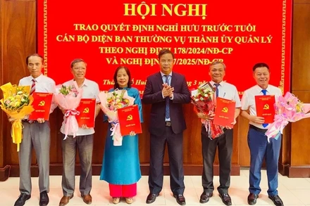 Phó Bí thư Thường trực Thành ủy Phạm Đức Tiến (thứ 3 bên phải) trao quyết định cho 5 đồng chí nghỉ hưu trước tuổi theo Nghị định 178.