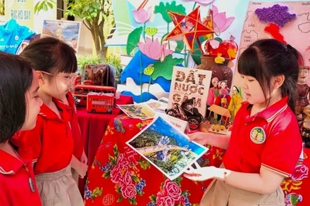Học sinh Trường tiểu học chất lượng cao Tràng An (quận Hoàn Kiếm, Hà Nội) khám phá văn hóa các nước tại Ngày hội Ngôn ngữ được tổ chức tại trường.