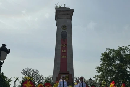 Lễ tưởng niệm liệt sĩ Nguyễn Văn Thưởng tại Đài tưởng niệm Nghĩa trang Liệt sĩ Yên Viên, Gia Lâm, Hà Nội.