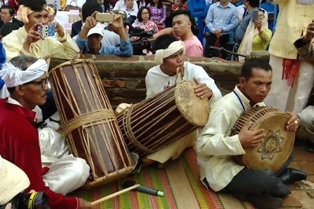 Biểu diễn trống paranưng trong một sự kiện văn hóa của đồng bào Chăm (Ảnh NX)