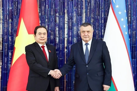 Chủ tịch Hạ viện Uzbekistan Nuriddinjon Ismailov và Chủ tịch Quốc hội Trần Thanh Mẫn. (Ảnh: DOÃN TẤN/TTXVN)
