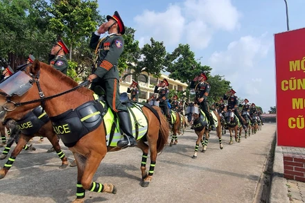 Rèn kỹ động tác đứng chào trên lưng ngựa khi qua khán đài.